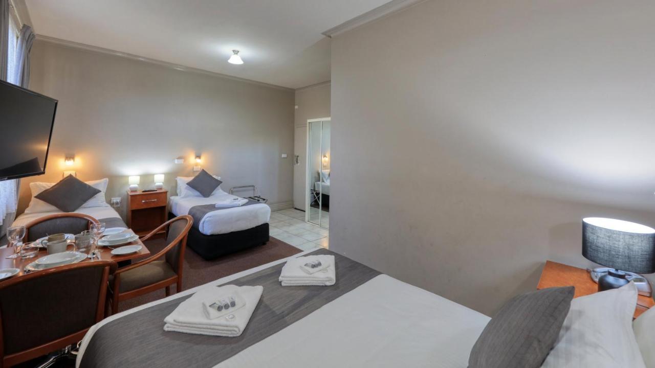 Silver Haven Motor Inn Броукън Хил Екстериор снимка