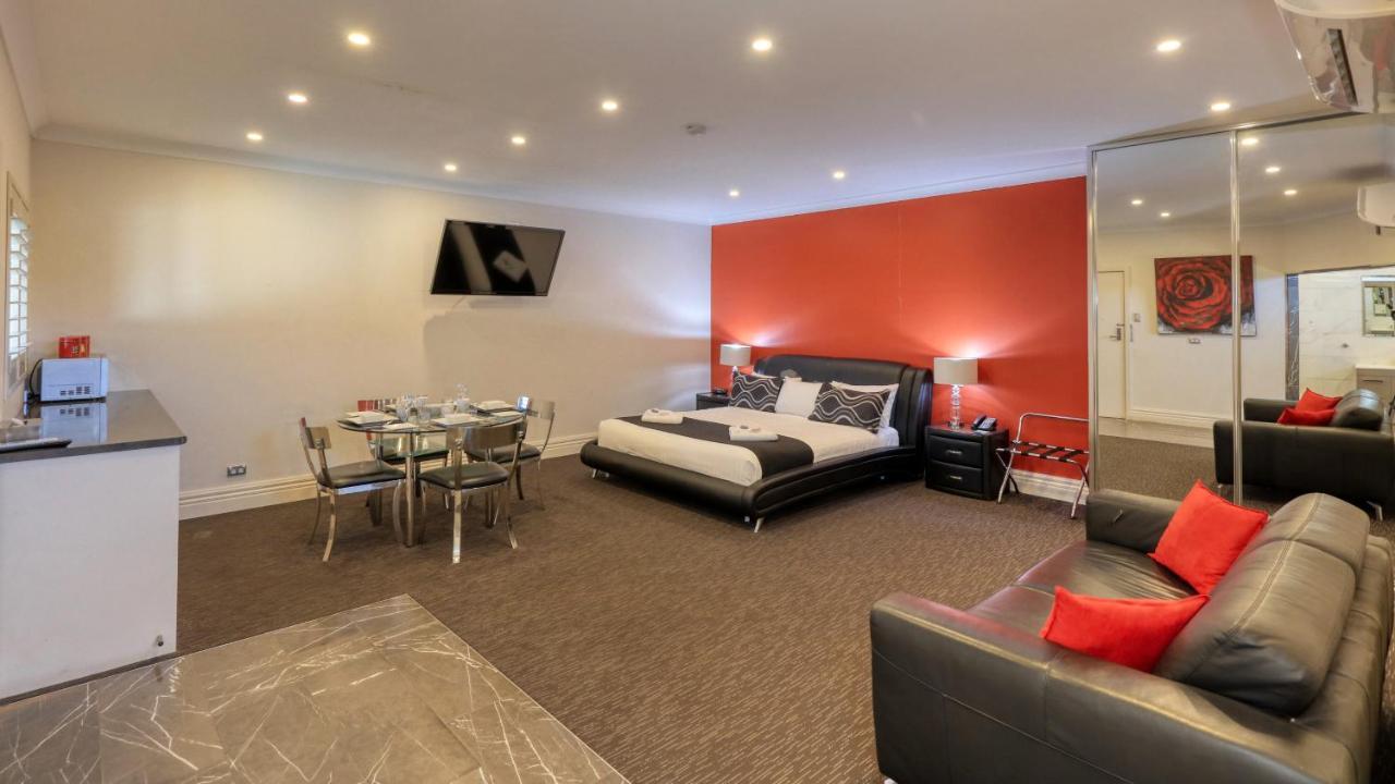 Silver Haven Motor Inn Броукън Хил Екстериор снимка