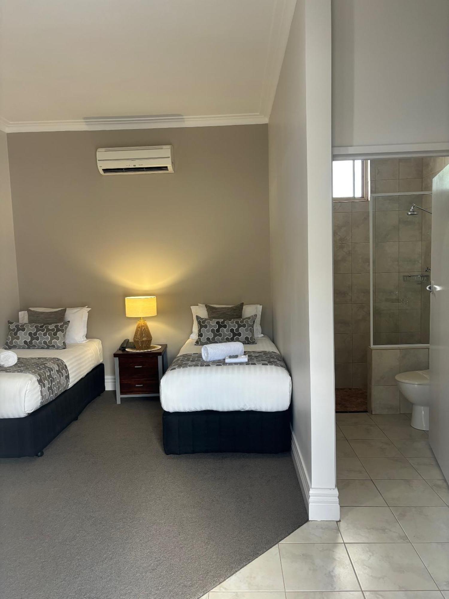 Silver Haven Motor Inn Броукън Хил Екстериор снимка