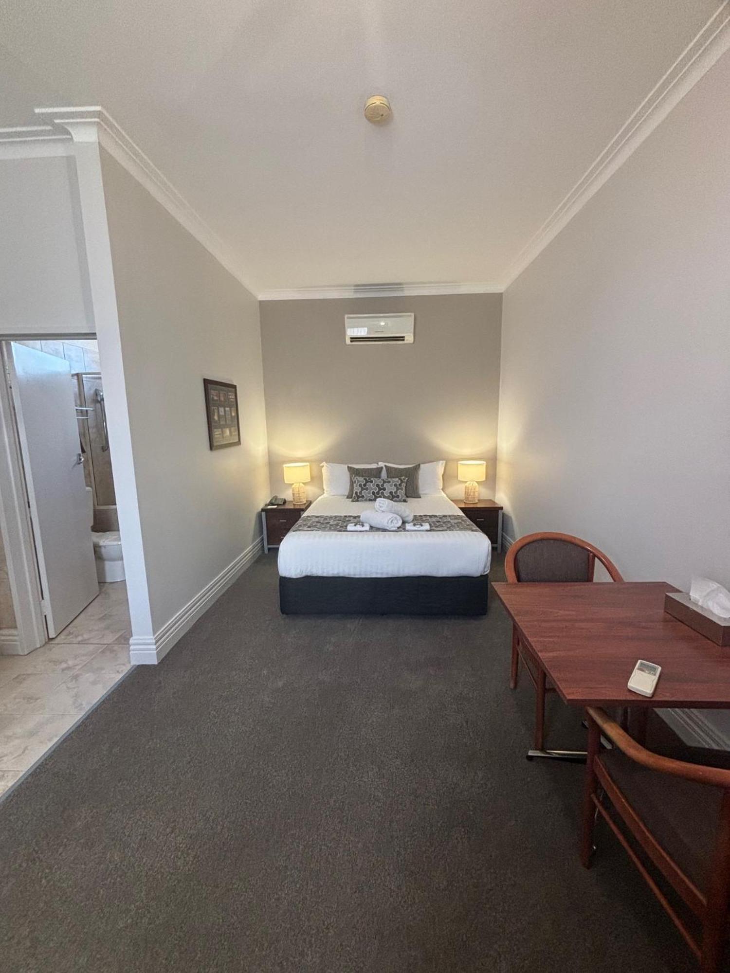 Silver Haven Motor Inn Броукън Хил Екстериор снимка