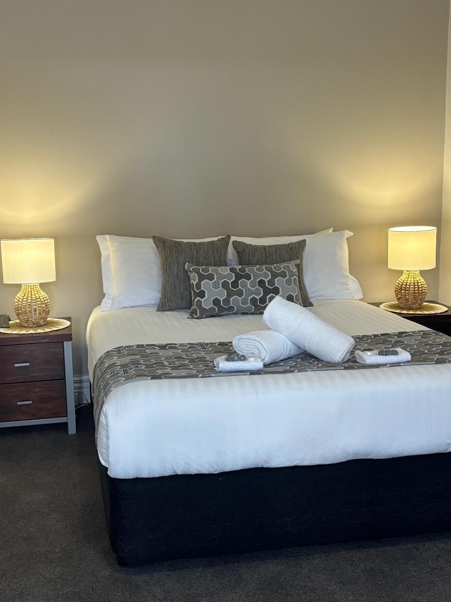 Silver Haven Motor Inn Броукън Хил Екстериор снимка