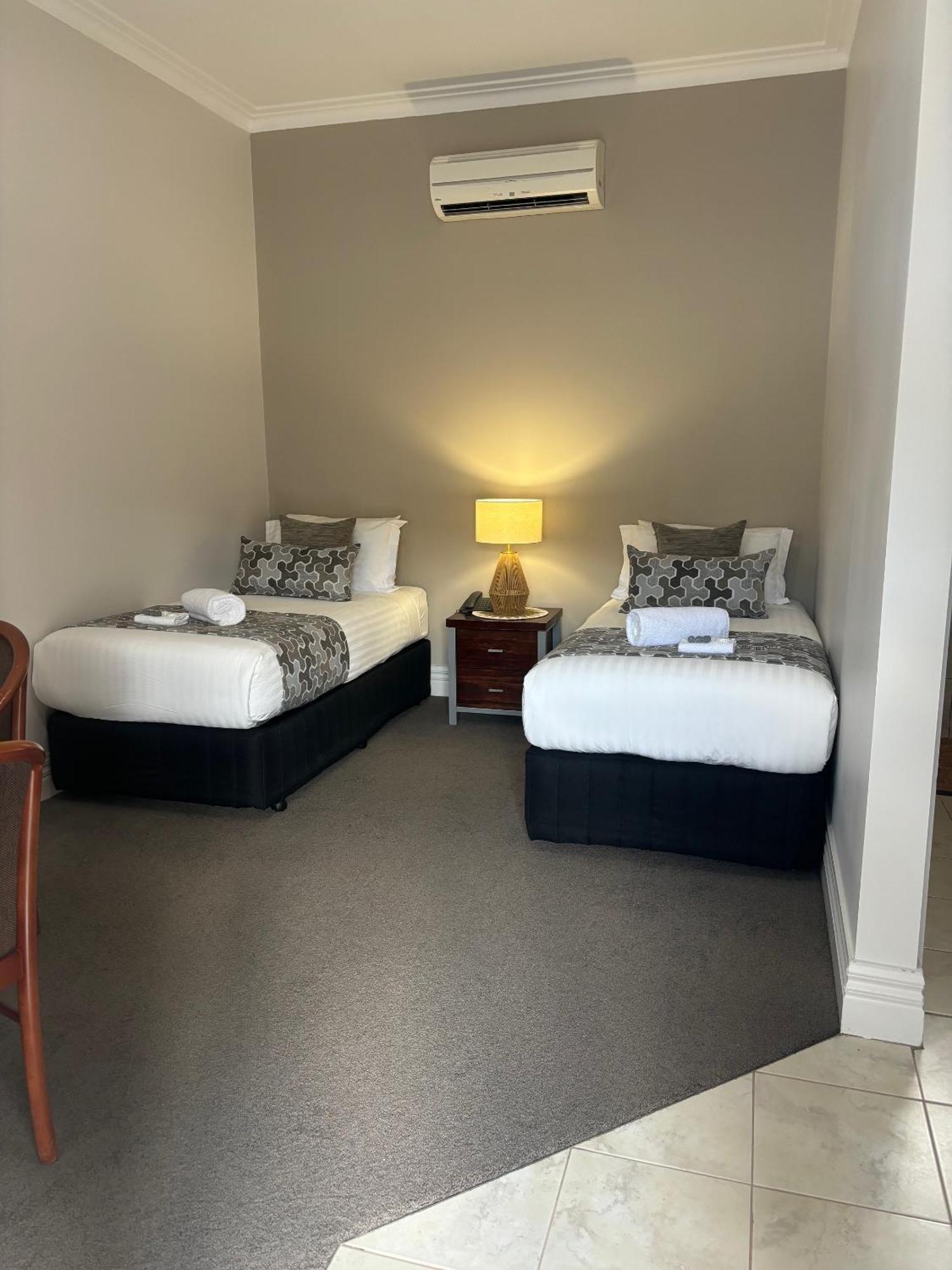 Silver Haven Motor Inn Броукън Хил Екстериор снимка
