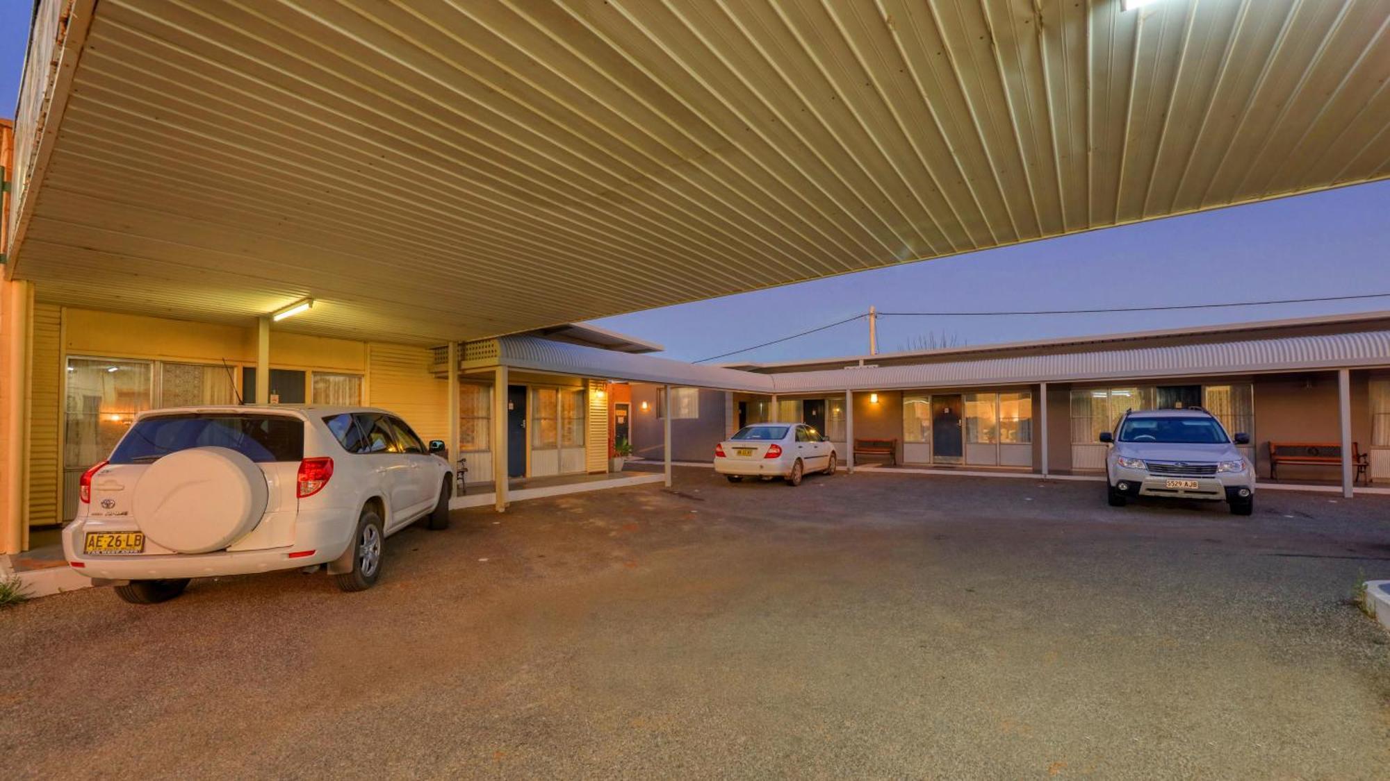 Silver Haven Motor Inn Броукън Хил Екстериор снимка