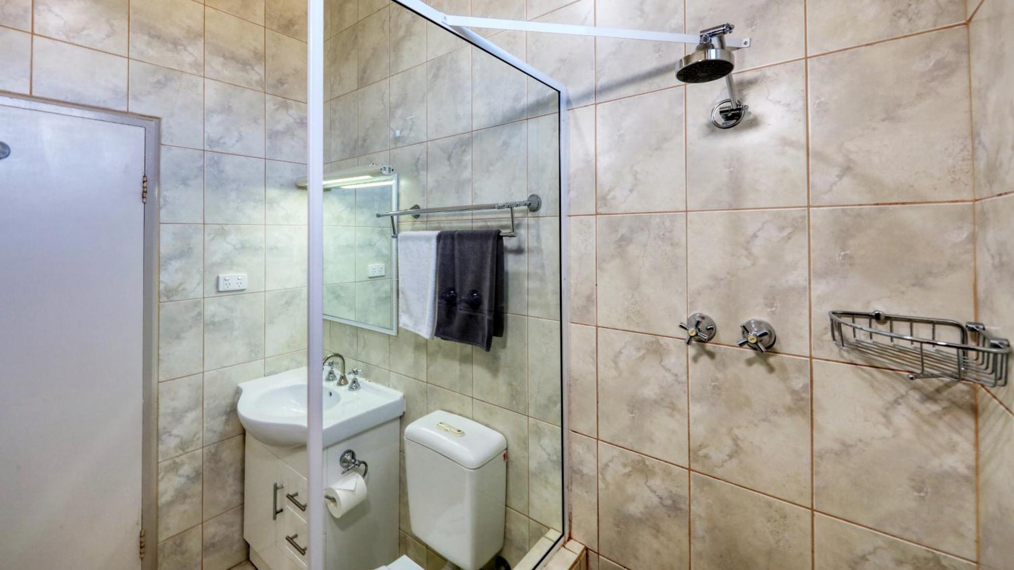Silver Haven Motor Inn Броукън Хил Екстериор снимка