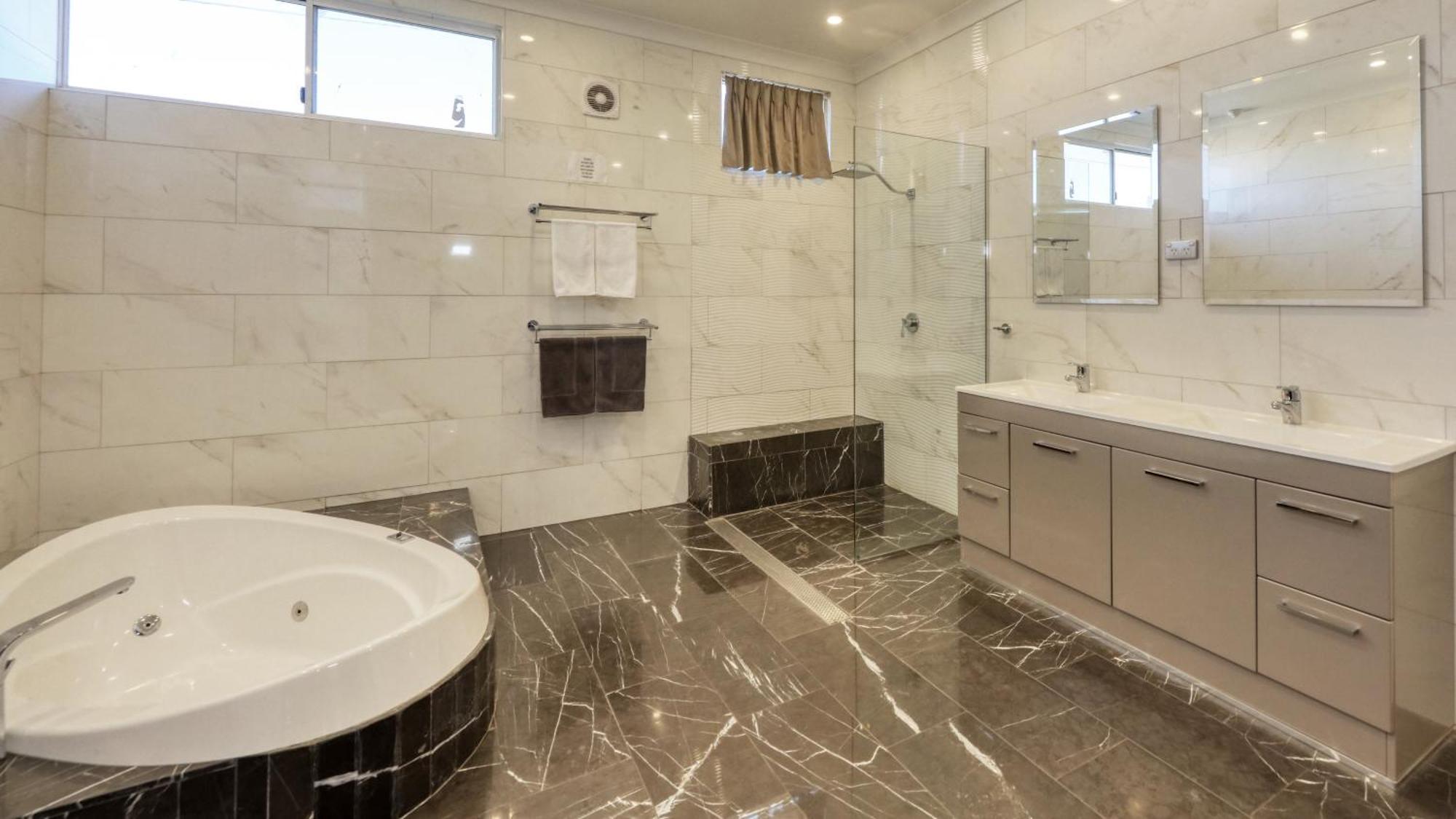 Silver Haven Motor Inn Броукън Хил Екстериор снимка