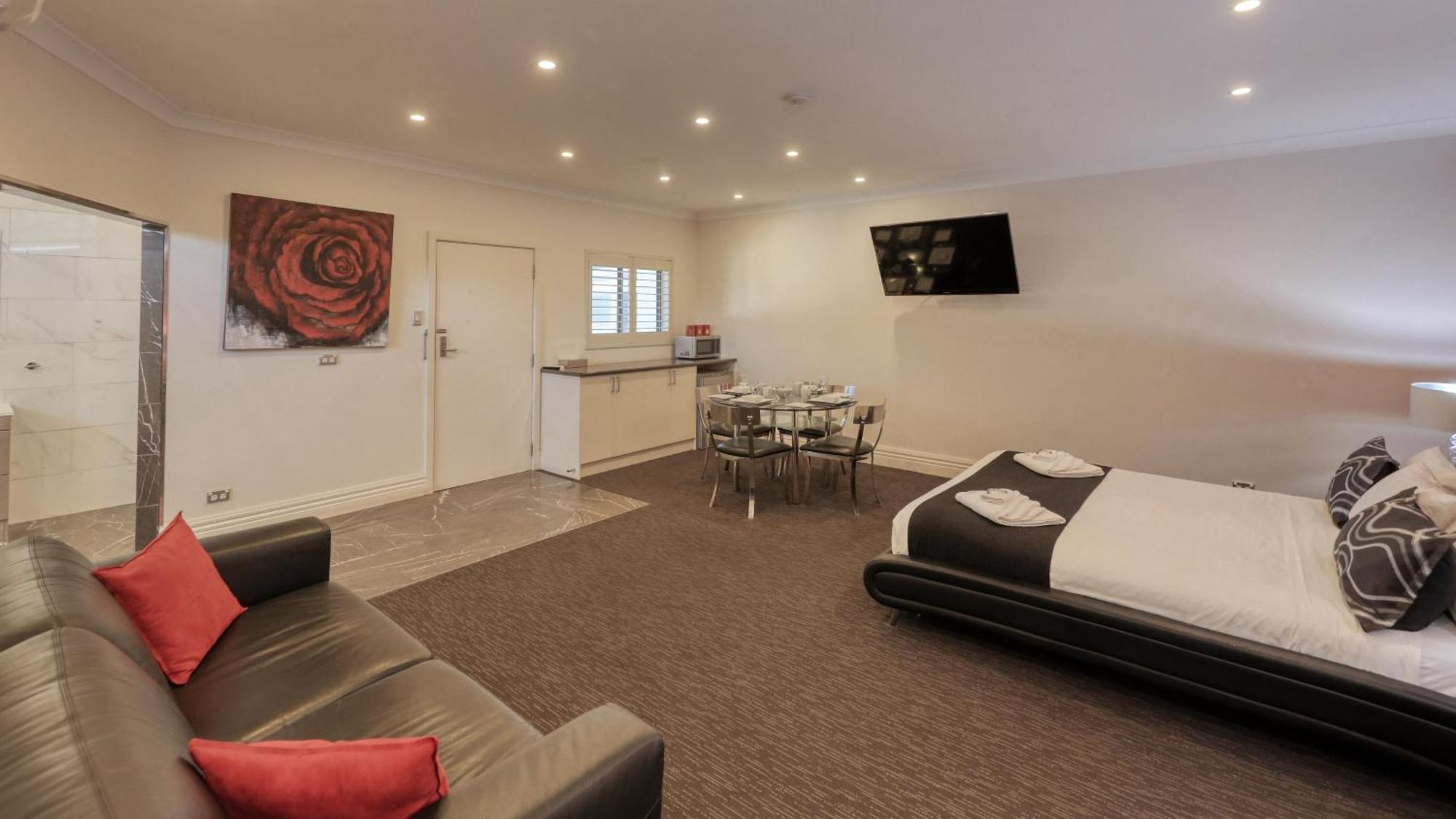 Silver Haven Motor Inn Броукън Хил Екстериор снимка